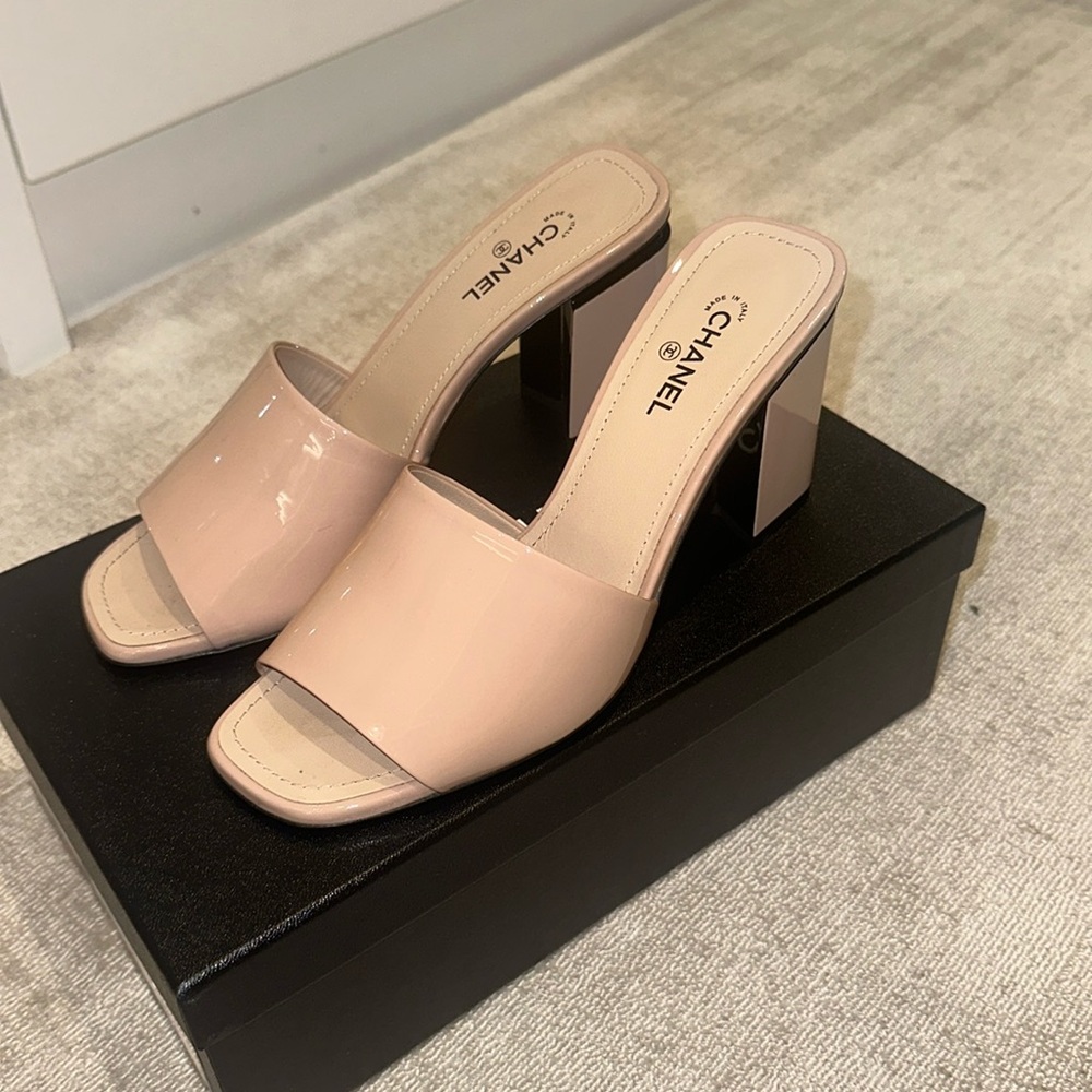 Chanel 2022 interlocking cc logo slides